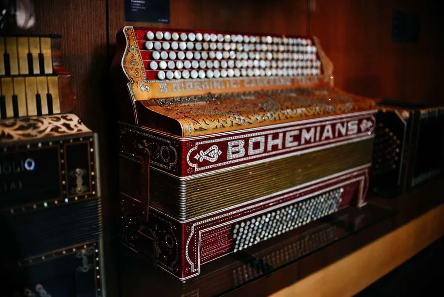 Acordeón antiguo de la marca Bohemians con botones blancos, típico instrumento vallenato