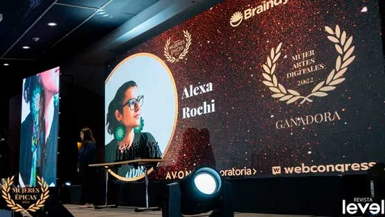 Pantalla con Alexa Rochi, ganadora Mujer Artes Digitales 2022, en la gala Mujeres Épicas de Revista Level