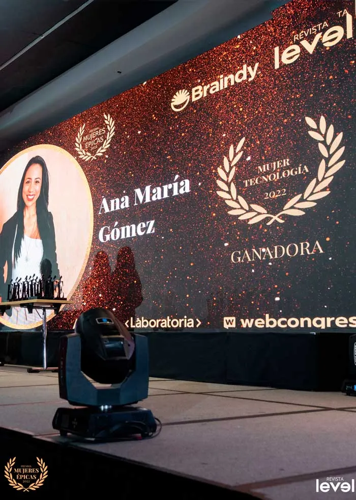 Pantalla con Ana María Gómez, ganadora Mujer Tecnología 2022, en el escenario de Mujeres Épicas de Revista Level