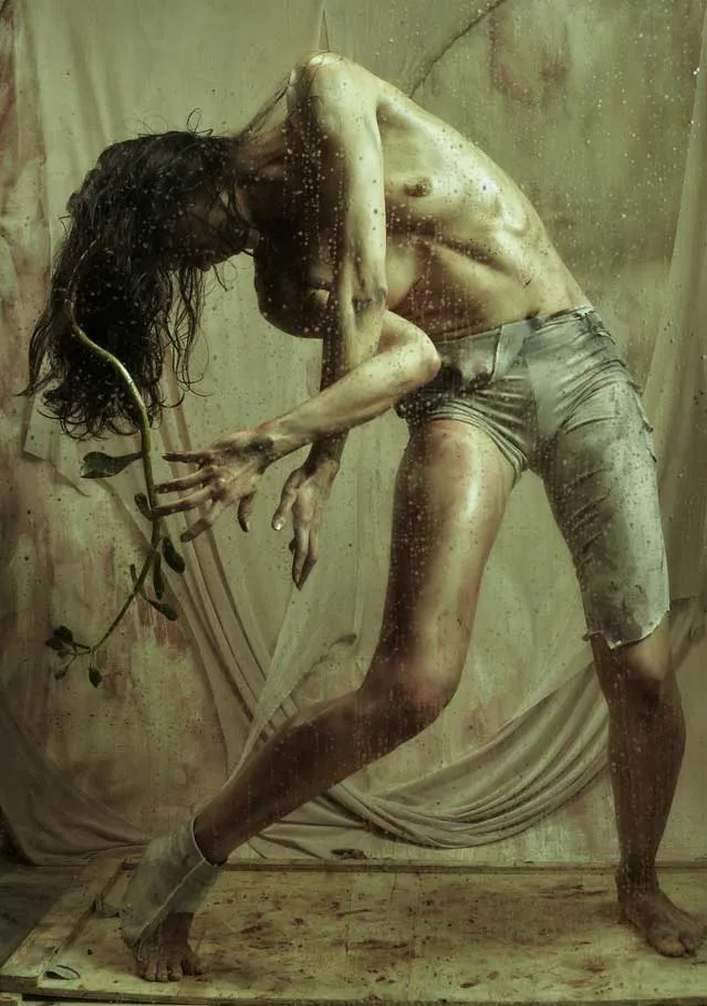 Angélica Roa, modelo, con el torso inclinado y el cabello cayendo hacia delante en una foto-performance de danza contemporánea de Leo Carreño