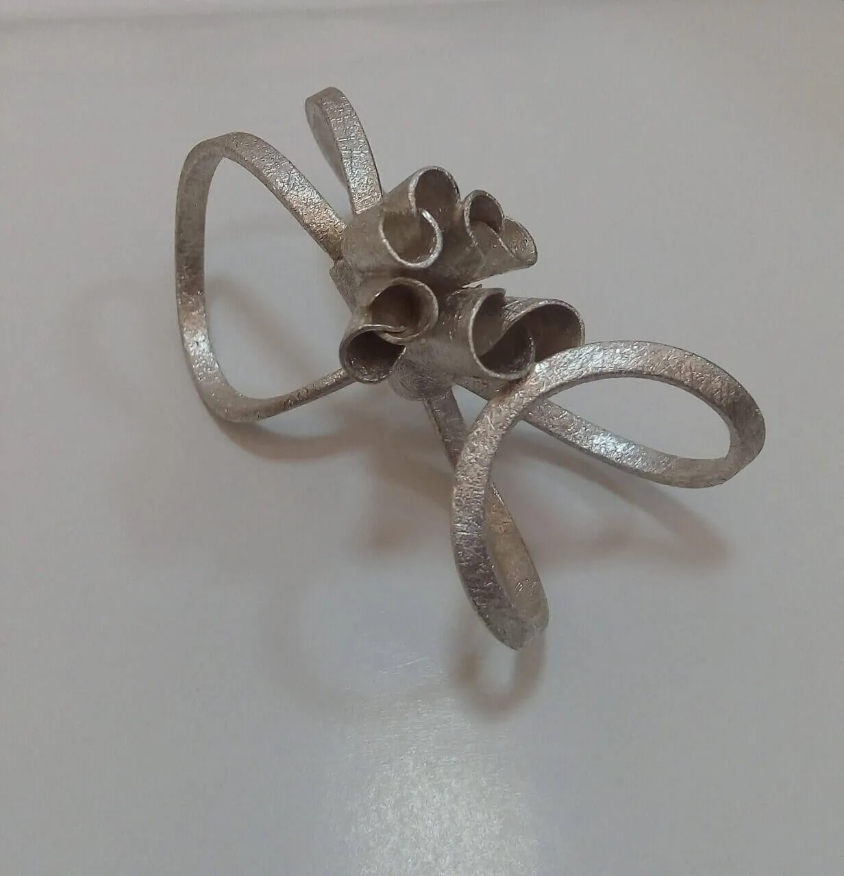 Anillo escultórico de plata con formas onduladas, joya de Lucía Ortíz Monsalve