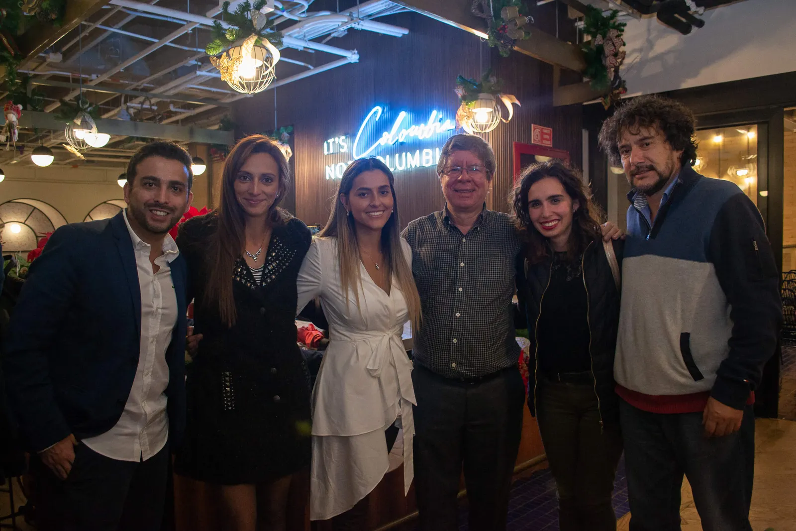 Equipo de la Cámara Verde de Comercio posa con el equipo de Revista Level en el evento de lanzamiento