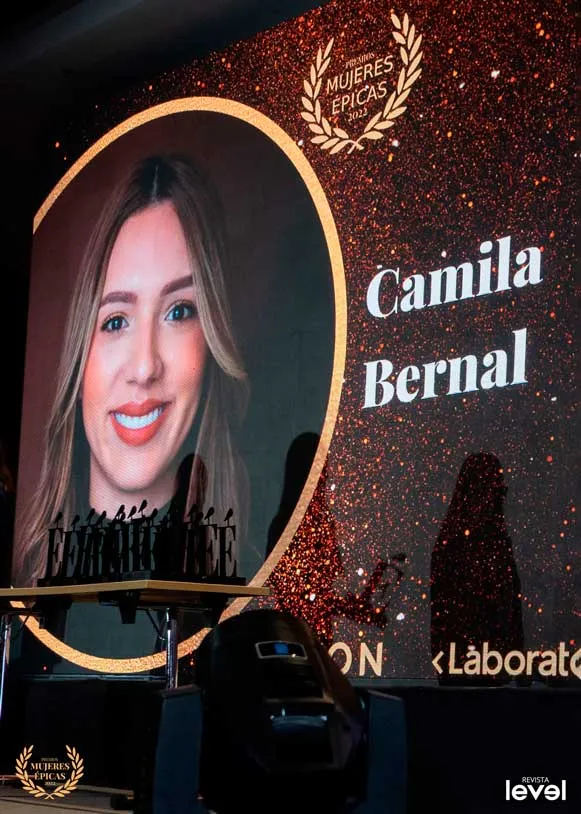 Pantalla del escenario con el retrato de Camila Bernal en los Premios Mujeres Épicas de Revista Level