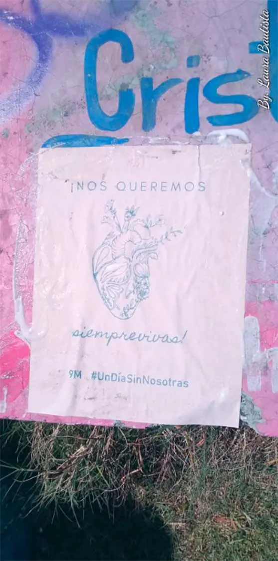 Papel pegado en un muro pintado con un corazón dibujado y el texto «Nos queremos vivas»
