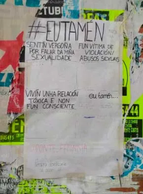 Cartel pegado en una pared con el hashtag «#Edtamén» y testimonios escritos a mano