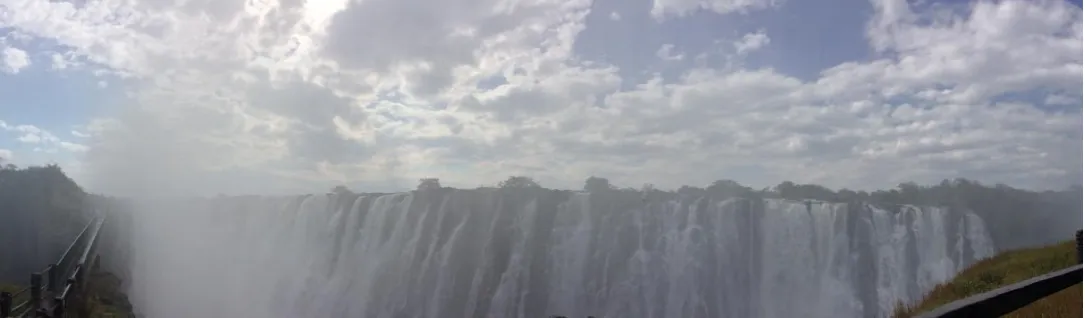 Cataratas Victoria con una gran nube de vapor y un cielo con nubes, en Livingstone