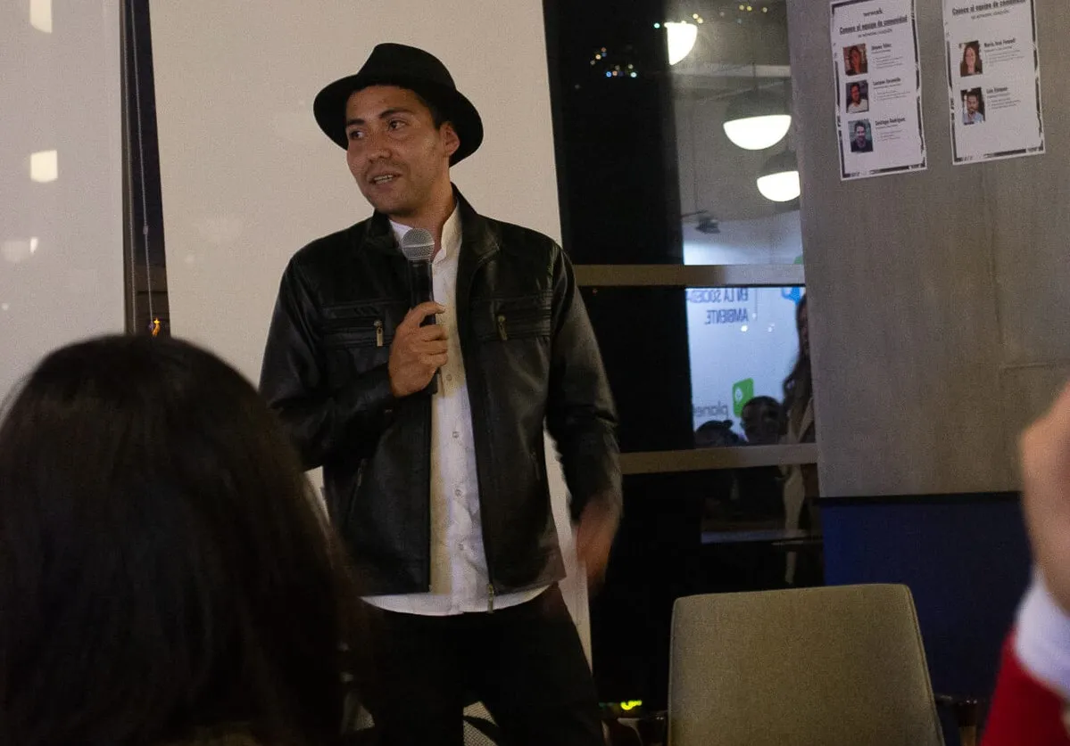 David Pirachicán, con sombrero y chaqueta de cuero, presenta su fotorreportaje sobre la reincorporación de mujeres farianas