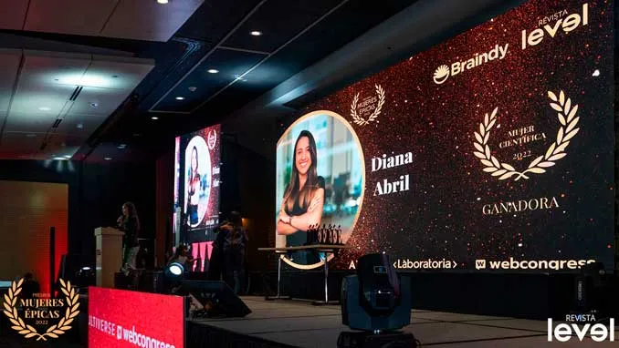 Pantalla con Diana Abril, ganadora Mujer Tecnología 2022, en el escenario de Mujeres Épicas de Revista Level