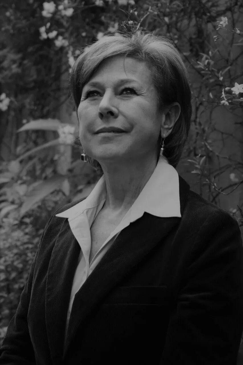 Retrato en blanco y negro de Elsa Matilde Escobar, con blazer oscuro, mirando hacia un lado