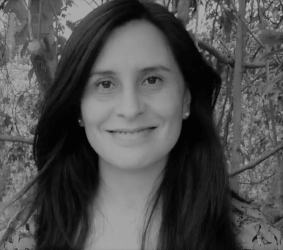 Retrato en blanco y negro de Emilce Quevedo Díaz, sonriente, de cabello largo