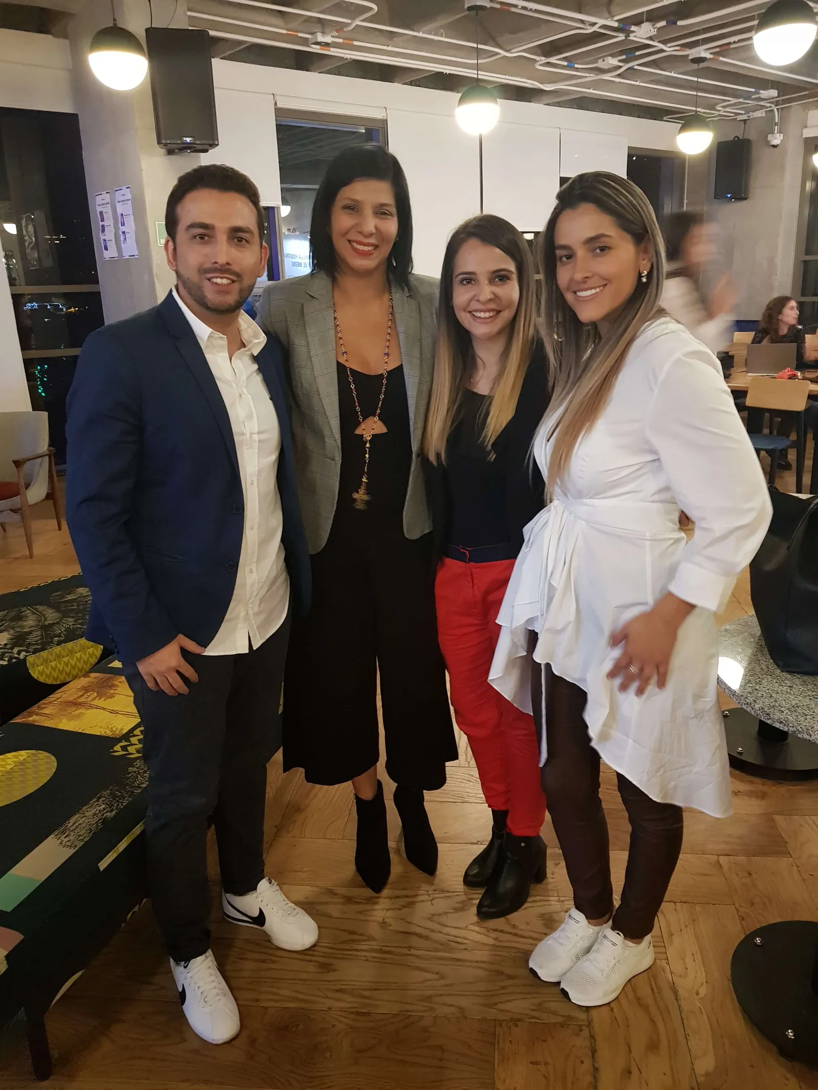 Equipo de Revista Level posa con Patricia Moreno y Diana Siguenza en el evento de lanzamiento
