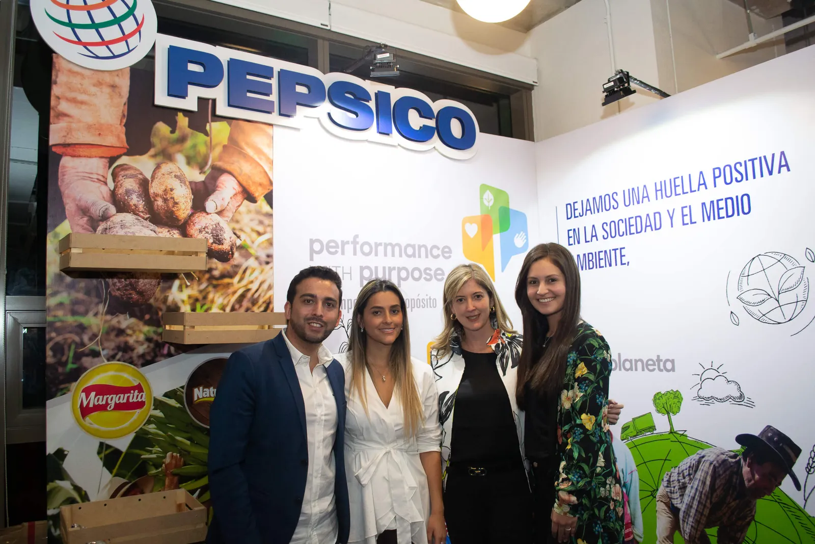 Equipo de Revista Level posa con representantes de PepsiCo frente al stand de la empresa