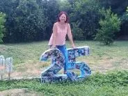 Fabiola Matiz Ruge de pie junto a un gran número «25» decorativo en un jardín, por sus 25 años de servicio