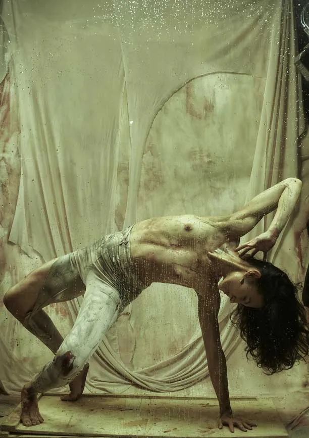 Bailarina apoyada sobre manos y pies con el cuerpo arqueado y el cabello suelto, en una foto-performance de danza contemporánea