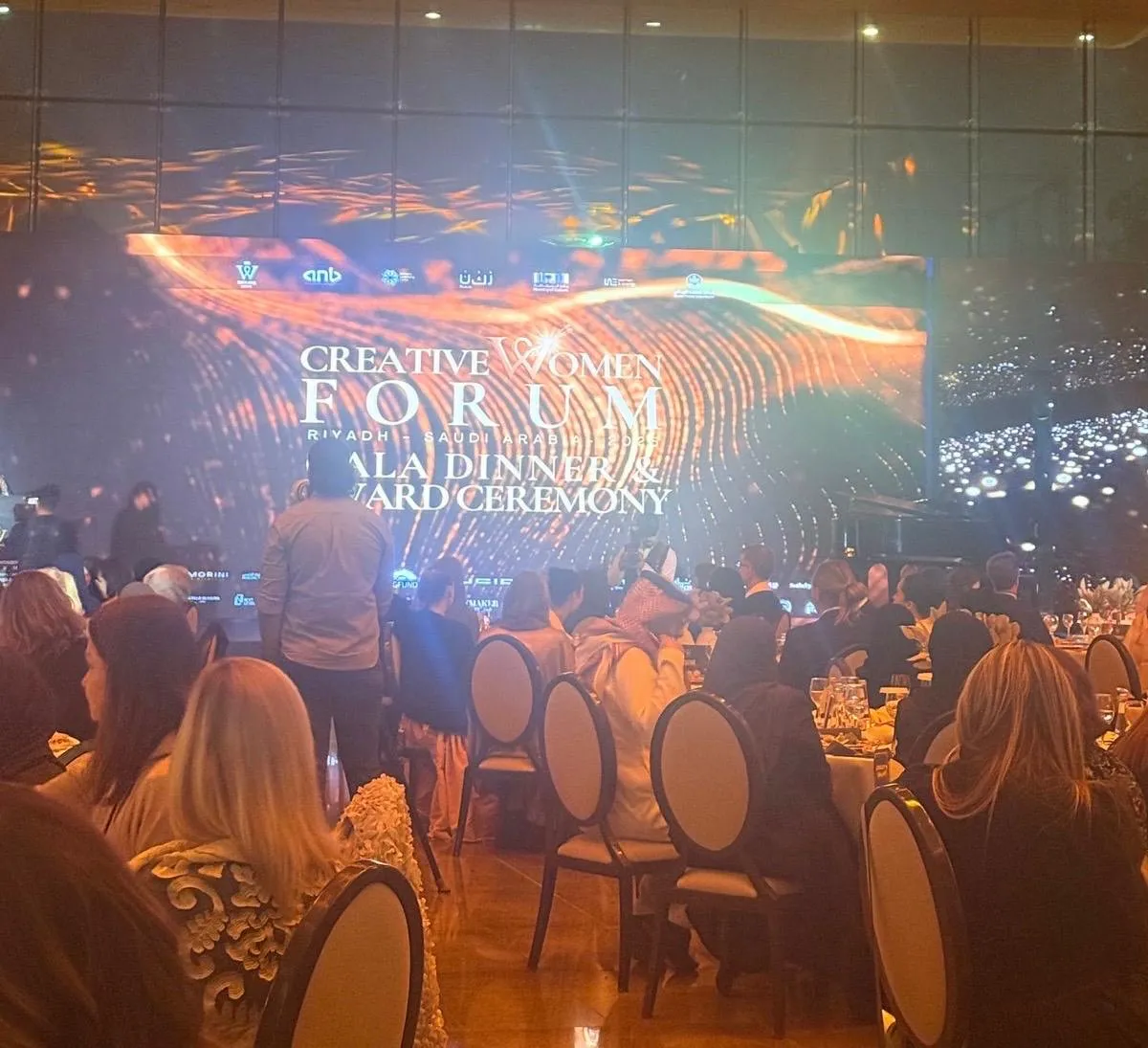 Sala de la cena de gala del Creative Women Forum con una pantalla que dice «Gala Dinner & Award Ceremony»