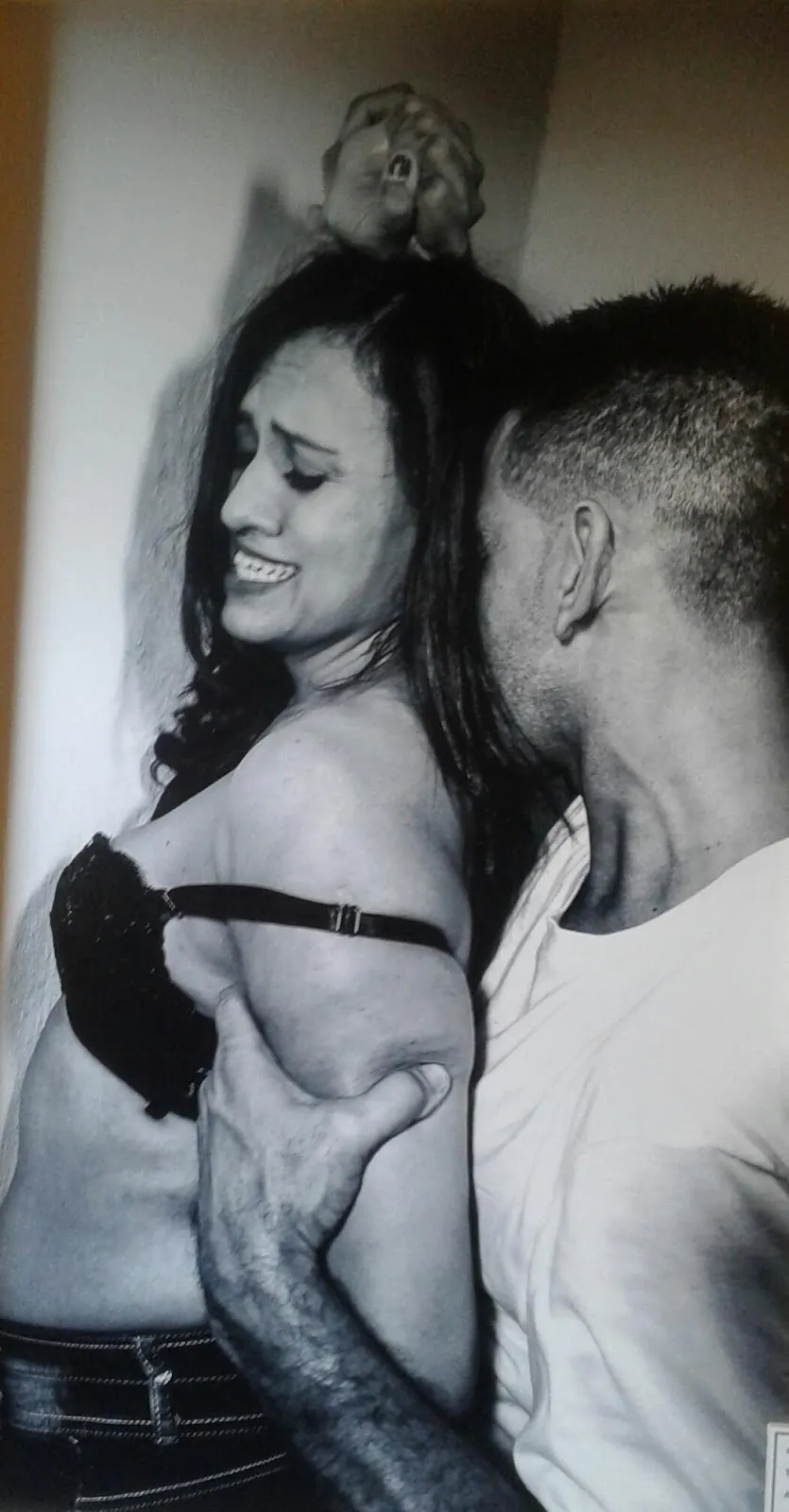 Fotografía en blanco y negro de una mujer en sostén sonriendo mientras un hombre la abraza, de la galería «Antes agradezca»