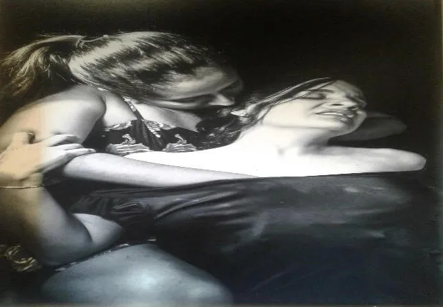 Fotografía en blanco y negro de dos mujeres abrazadas, una de ellas de espaldas, de la serie «Es difícil de explicar»