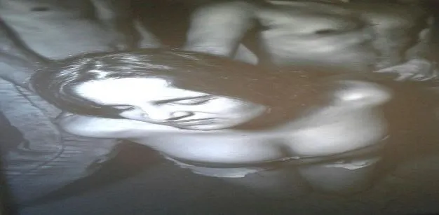 Fotografía borrosa en blanco y negro de una mujer con el rostro iluminado rodeada de figuras, de la serie «Ya vengo mami, voy a salir»
