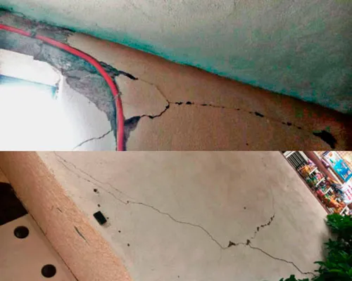 Grietas en el techo y las paredes de una casa tras el terremoto