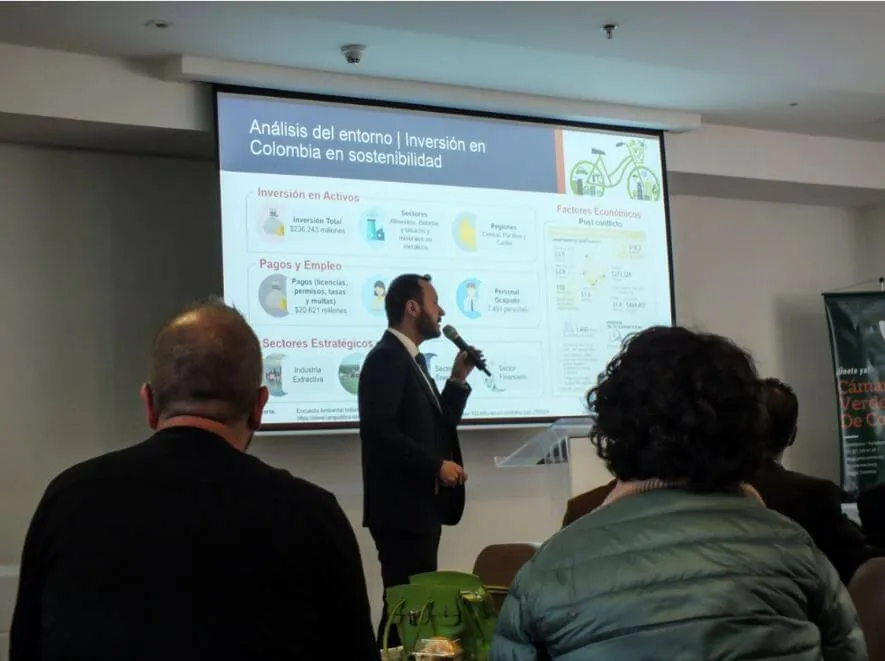 Guillermo Tejeiro, de Brigard Urrutia, habla con micrófono ante una diapositiva sobre inversión sostenible en Colombia