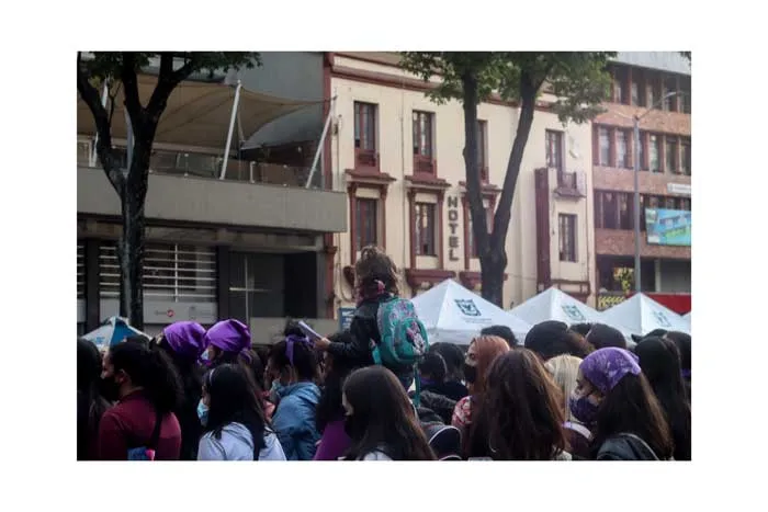 Mujeres con pañuelos y prendas moradas reunidas en una plaza durante la huelga del 8 de marzo de 2021