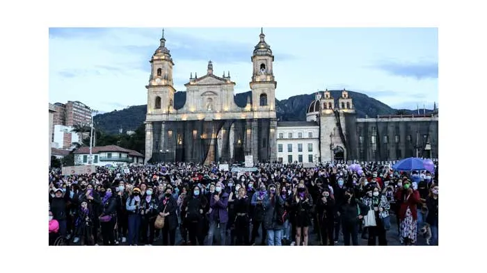 Multitud frente a la catedral y el Capitolio en la Plaza de Bolívar durante la huelga del 8 de marzo de 2021