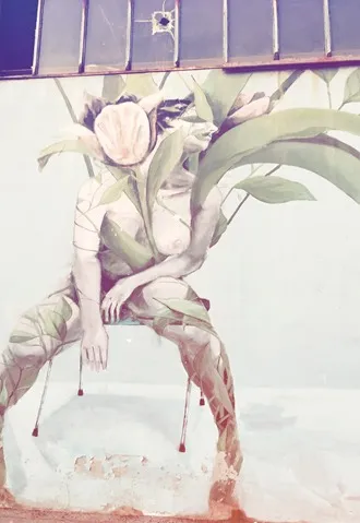 Ilustración surrealista de una figura sentada entre hojas de plantas, con gotas rojas cayendo de la silla