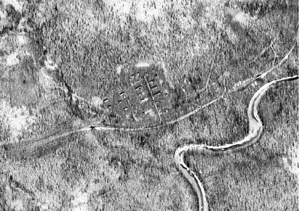 Vista satelital en blanco y negro de un campo de trabajo del Gulag en un bosque junto a un río