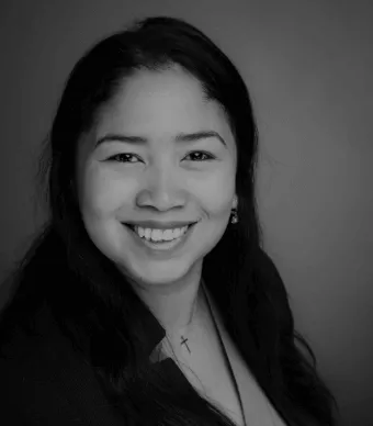 Retrato en blanco y negro de Isabel Fernanda Suárez Velásquez, sonriente, de cabello largo