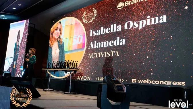 Pantalla con Isabella Ospina Alameda, activista, en la gala Mujeres Épicas de Revista Level