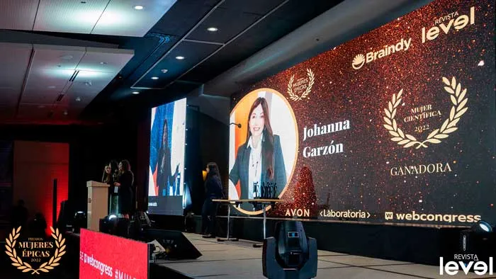 Pantalla con Johanna Garzón, ganadora Mujer Tecnología 2022, en la gala Mujeres Épicas de Revista Level