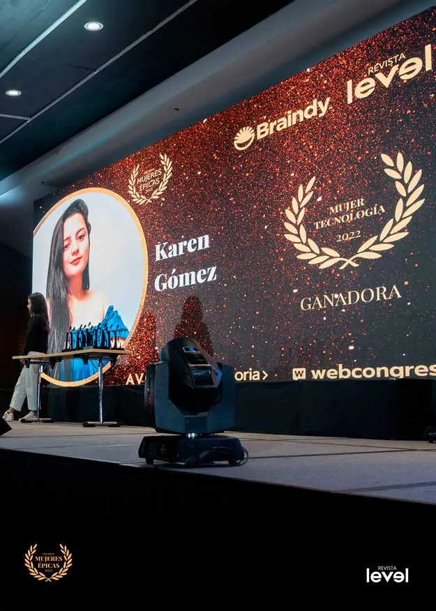 Pantalla con el retrato de Karen Gómez, ganadora Mujer Tecnología 2022, en los premios Mujeres Épicas de Revista Level