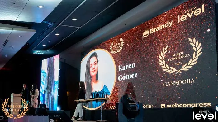 Pantalla con Karen Gómez, ganadora Mujer Tecnología 2022, en la gala Mujeres Épicas de Revista Level