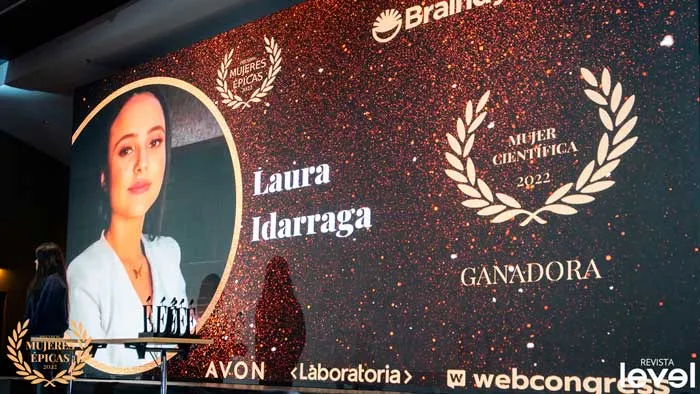 Pantalla con Laura Idarraga, ganadora Mujer Científica 2022, en la gala Mujeres Épicas de Revista Level