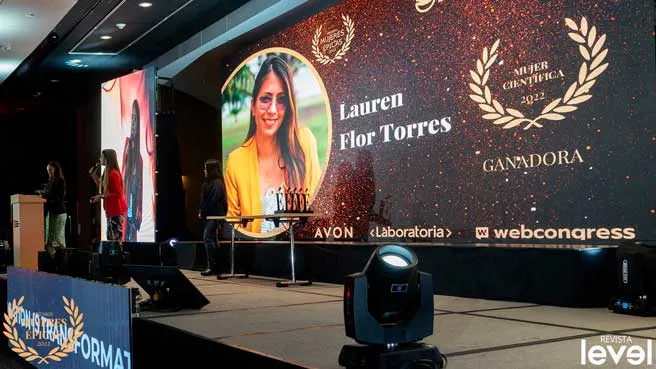 Pantalla con Lauren Flor Torres como ganadora Mujer Tecnología 2022 en la gala Mujeres Épicas de Revista Level