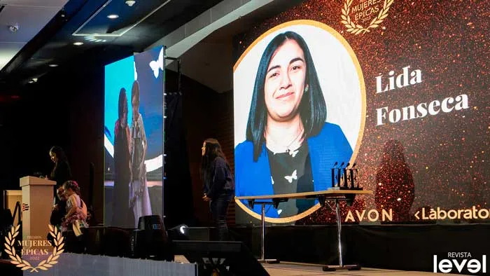 Pantalla con el retrato de Lida Fonseca en el escenario de Mujeres Épicas de Revista Level