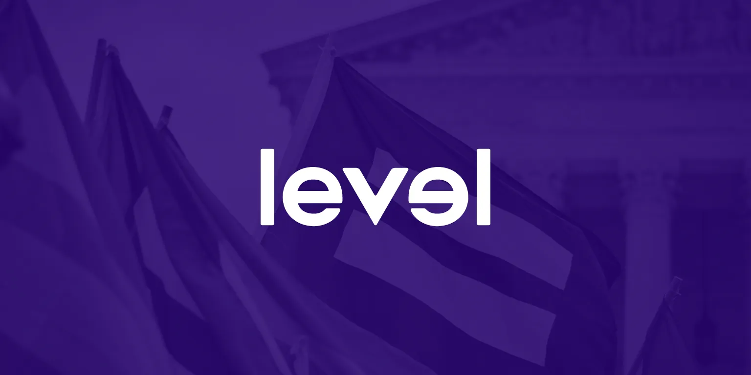 Logo de Revista Level en blanco sobre fondo morado con banderas de igualdad