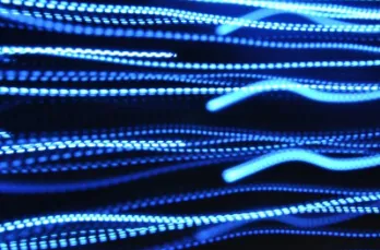Trazos de luz azul brillante en movimiento sobre fondo negro, fotografía de larga exposición