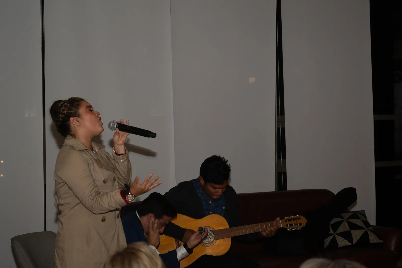 Lysmer, cantante venezolana, canta con micrófono mientras un guitarrista la acompaña en el lanzamiento de Revista Level