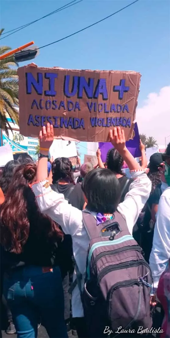 Manifestante con la pancarta «Ni una más» levantada en la marcha del 8M