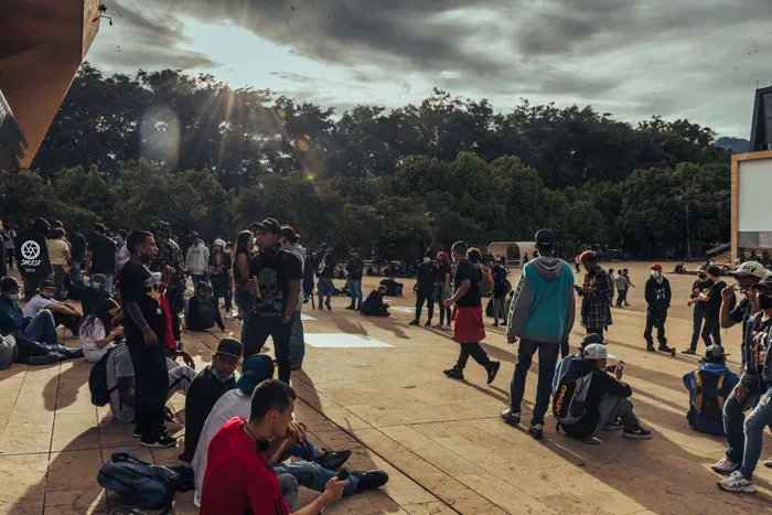 Manifestantes reunidos en una explanada bajo un cielo nublado durante el paro