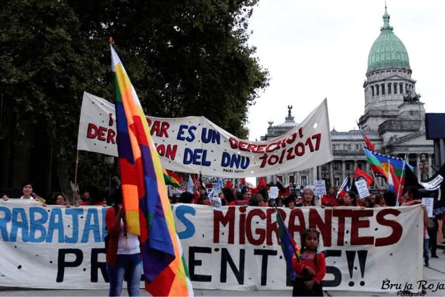 Marcha con pancartas «Trabajadores migrantes presentes» y «Migrar es un derecho, derogación del DNU 70/2017» frente al Congreso argentino