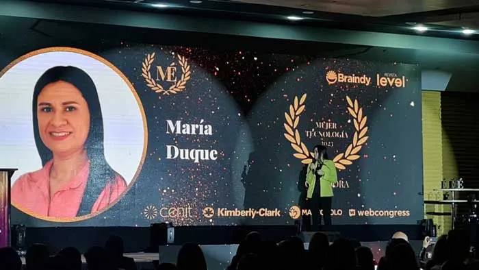Escenario de la gala con una pantalla que muestra el nombre «María Duque» y una categoría de mujer tecnología