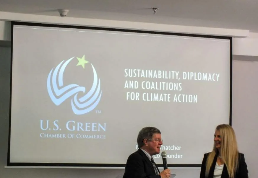 Mauricio Cárdenas y Michell Tatcher ante una pantalla de la «U.S. Green Chamber of Commerce» sobre sostenibilidad y diplomacia climática