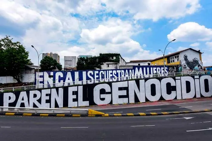Mural en una avenida con el mensaje «En Cali secuestran mujeres. Paren el genocidio»