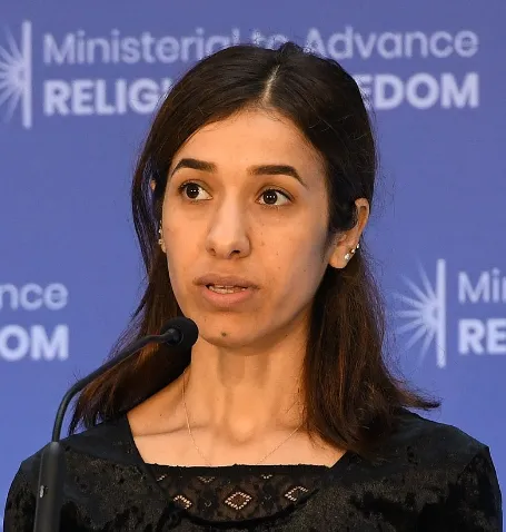 Nadia Murad hablando ante un micrófono, con un fondo del «Ministerial to Advance Religious Freedom»