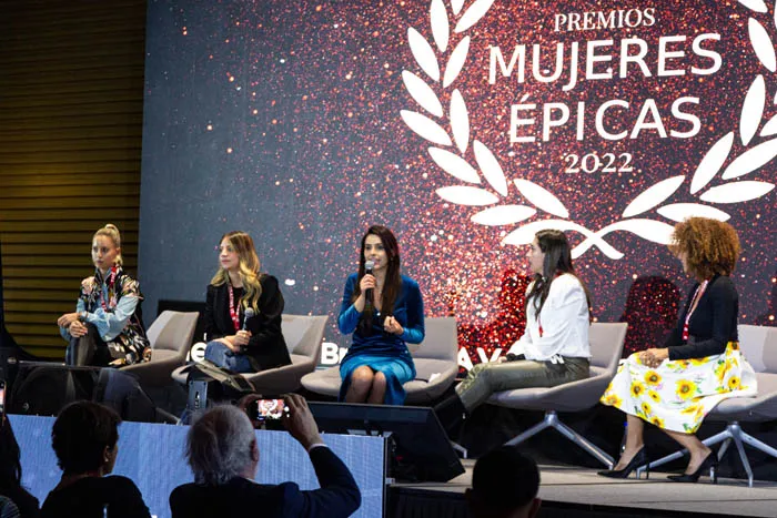 Cinco mujeres conversan sentadas en un panel bajo el logo «Premios Mujeres Épicas 2022»