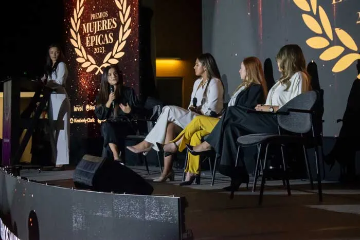 Panel de mujeres sentadas en el escenario junto al logo de los Premios Mujeres Épicas 2023