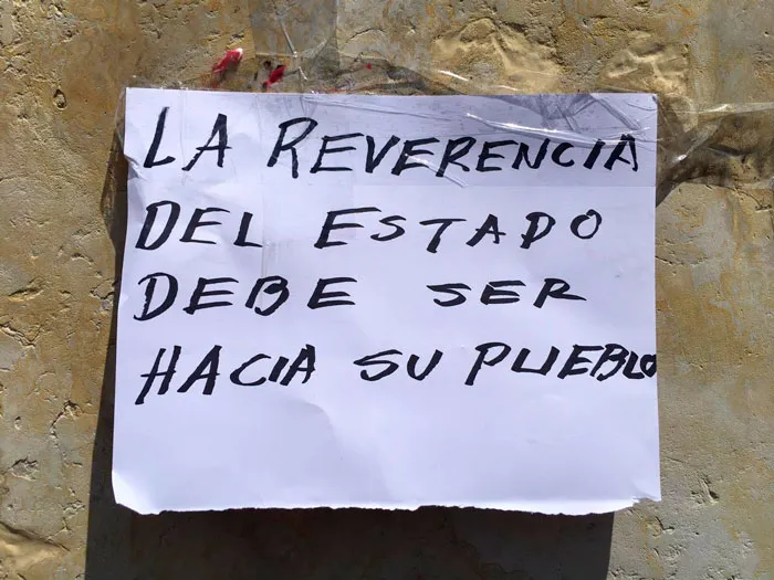 Papel pegado en un muro con el mensaje «La reverencia del Estado debe ser hacia su pueblo»