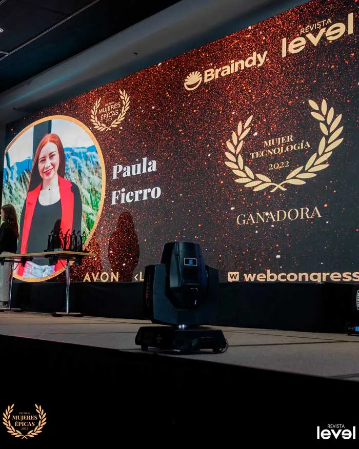 Pantalla con el retrato de Paula Fierro, ganadora Mujer Tecnología 2022, en Mujeres Épicas de Revista Level